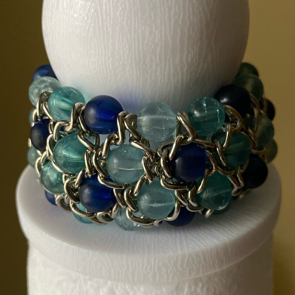 EUC Acrylic Beaded Roll Cuff Stretch Bracelet Blues/Silver Tone Chain